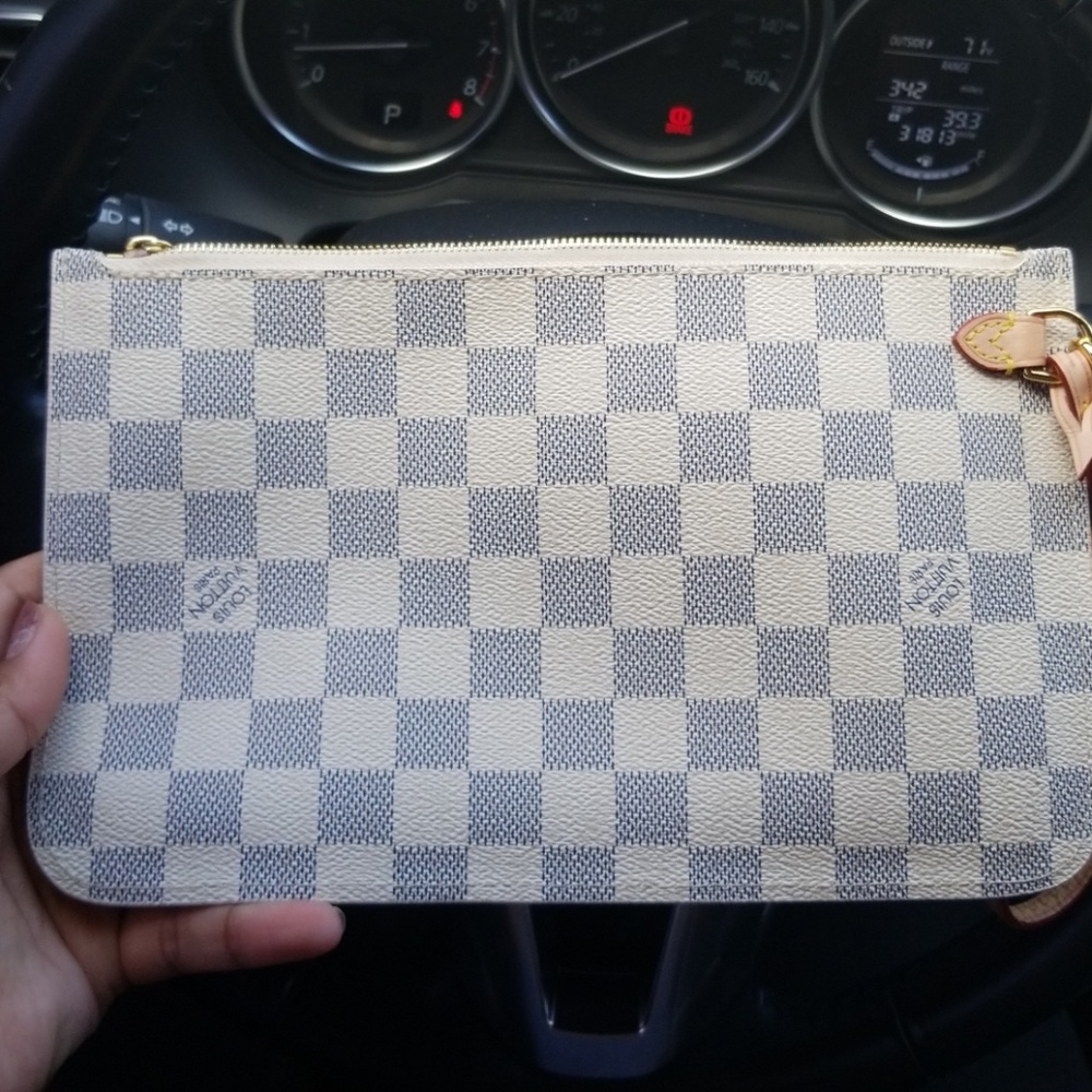 🎈🎈SOLD🎈🎈 Louis Viutton clutch pouch GM/ MM